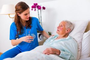 עובד זר לקשיש בבית חולים