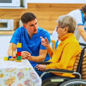 עובדים זרים בסיעוד – מה לשאול לפני בחירת חברת סיעוד?