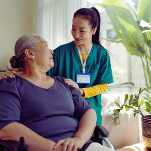 העסקת עובד זר לסיעוד – מדריך מלא למשפחות