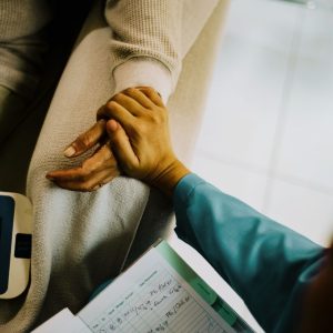 טיפול סיעודי בבית – כך מנהלים נכון את החודש הראשון