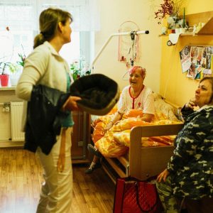 מטפל סיעודי בבית – כך בונים רצף טיפולי שבועי