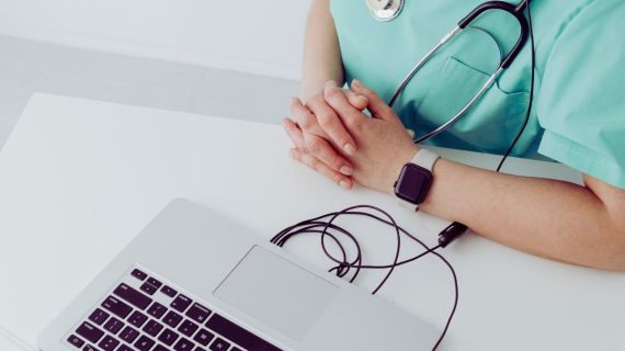 היתרונות של עבודה עם חברות סיעוד בגיוס מטפלים זרים